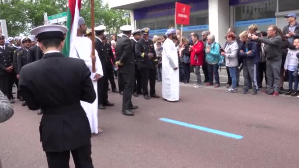 Parad Sailor Största Och Största Internationella Segelbåtar Gatan Rouen För — Stockvideo