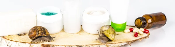 Cosméticos hechos con baba de caracol. Productos muy saludables y ecológicos . —  Fotos de Stock