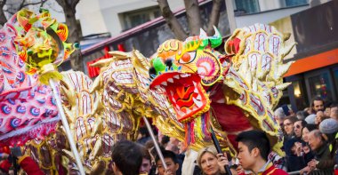 Çin yeni yılı 2019 Paris Fransa - ejderha dansı.