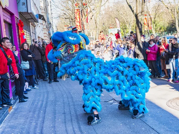 Año nuevo chino 2019 París Francia - León bailando . —  Fotos de Stock