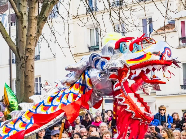 Año nuevo chino 2019 París Francia - danza del dragón . —  Fotos de Stock