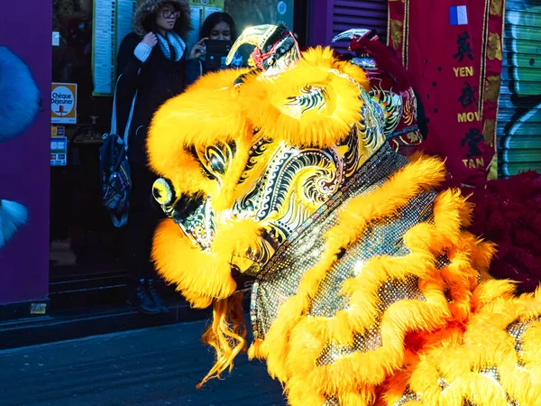 Año nuevo chino 2019 París Francia - León bailando . —  Fotos de Stock