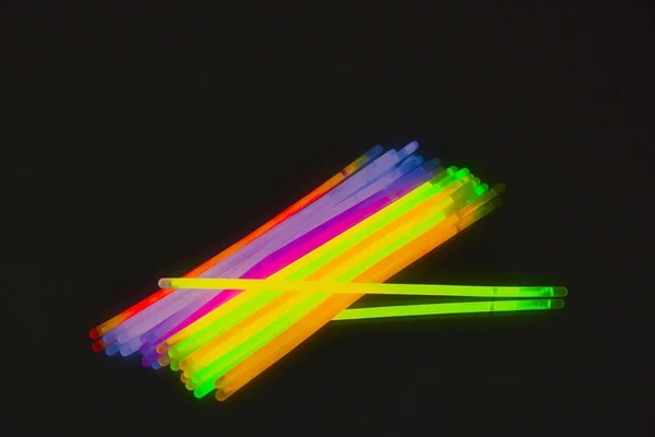 Gece partisi için kızdırma çubukları yeni renkler — Stok fotoğraf