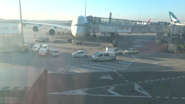 2018年12月 フランス パリ国際空港のターミナルゲートでバスや車の交通機関で離陸する準備をしている飛行機 ビデオ窓から撮影された — ストック動画