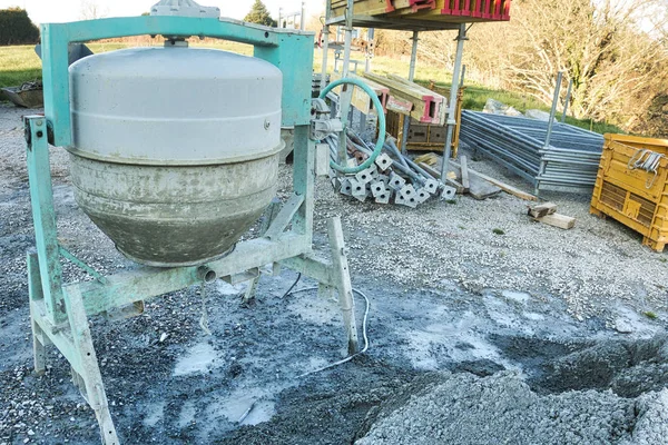 Çimento makinesi su kırmızı kova ile çakıl demet yakın.