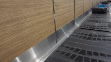 Havaalanı bagaj atlıkarıncasında koşu bandı. Paris 'te bagaj teslimatı