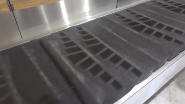 Havaalanı bagaj atlıkarıncasında koşu bandı. Paris 'te bagaj teslimatı