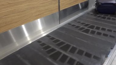 Havaalanı bagaj atlıkarıncasında koşu bandı. Paris 'te bagaj teslimatı