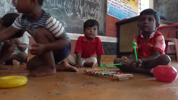 Interior Los Niños Pobres Jugando Creche Habitación Con Niños Lindos — Vídeo de stock