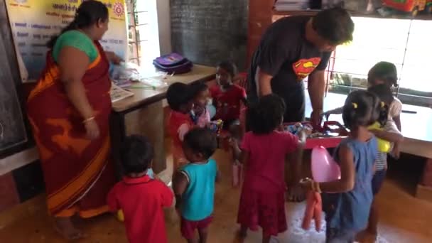 Interior Los Niños Pobres Jugando Creche Habitación Con Niños Lindos — Vídeo de stock