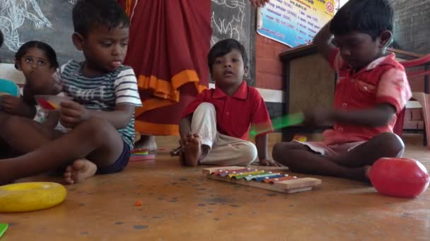 Interior Los Niños Pobres Jugando Creche Habitación Con Niños Lindos — Vídeo de stock