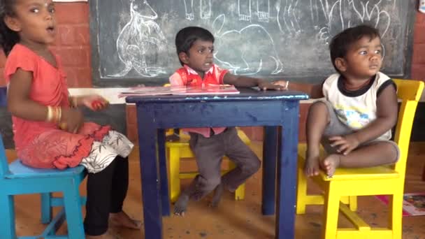 Interieur Van Arme Kinderen Speelkamer Crèche Met Niet Geïdentificeerde Schattige — Stockvideo