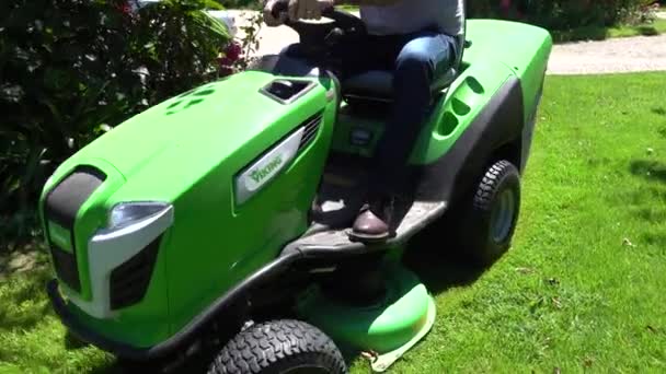 Jardinero Senior Cortacésped Montado Cortacésped Cortando Hierba — Vídeo de stock