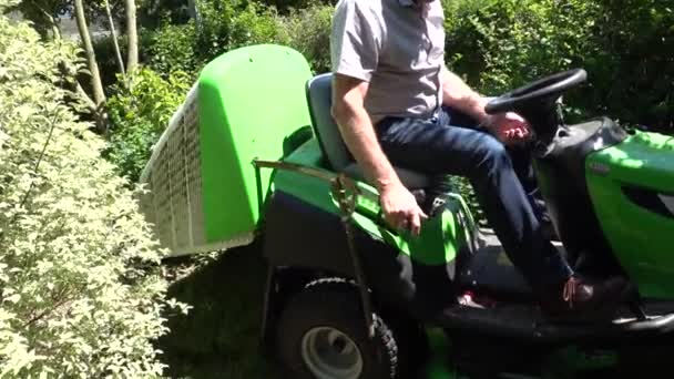 Senior Tuinman Ride Grasmaaier Maaien Van Gras — Stockvideo