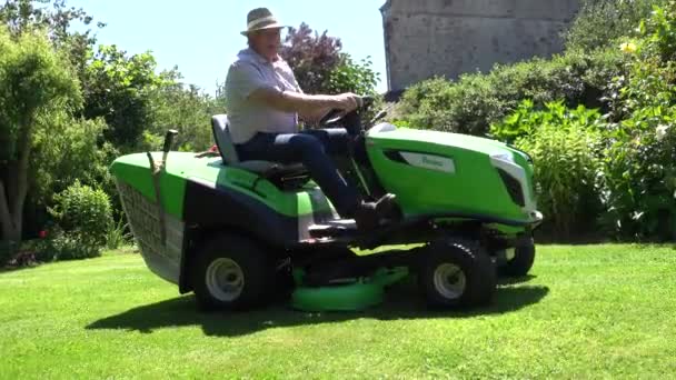芝刈り機の芝刈り機の上の上級庭師草 — ストック動画