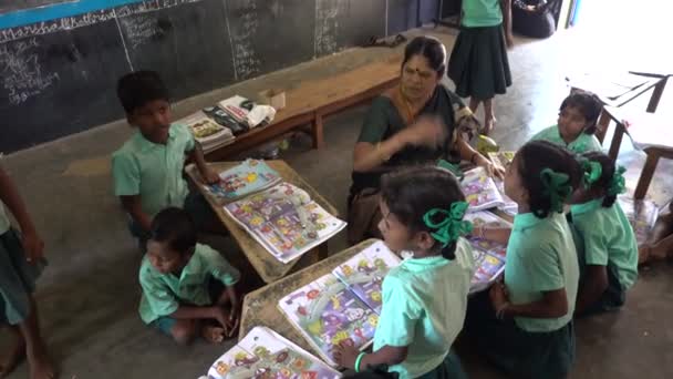プドゥチェリー タミル ナードゥ州 インド 2018年12月頃 地元の公立学校で制服を着た未確認のインドの貧しい生徒教師と英語を学ぶ — ストック動画