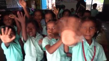 Puducherry, Tamil Nadu, Hindistan - Aralık 2018. Tanımlanamayan yoksul Hintli öğrenci. Yerel bir devlet okulunda üniformalı. Öğretmeniyle İngilizce öğreniyor..