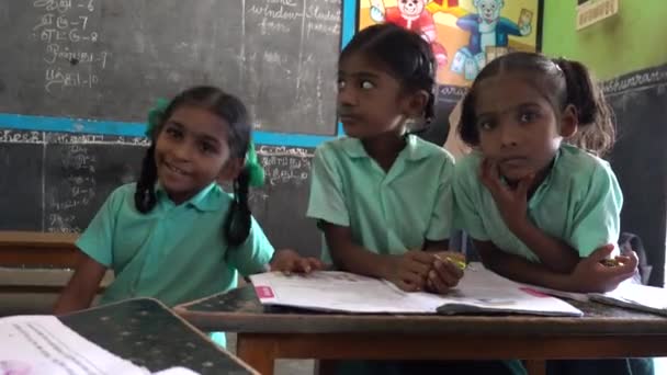 Puducherry Tamil Nadu India December Circa 2018 在当地一所公立学校与教师一起学习英语的身份不明的印度贫穷学生 — 图库视频影像