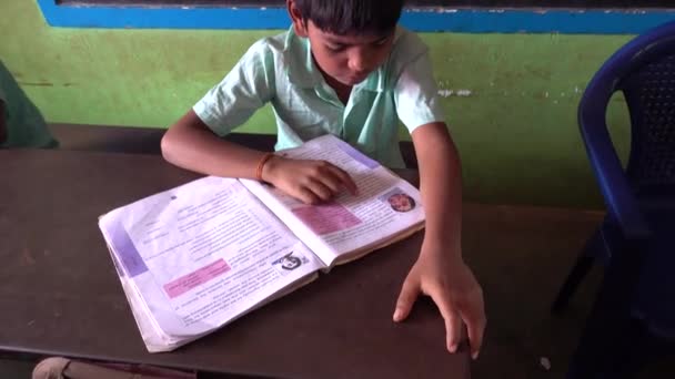 Puducherry Tamil Nadu India December Circa 2018 在当地一所公立学校与教师一起学习英语的身份不明的印度贫穷学生 — 图库视频影像