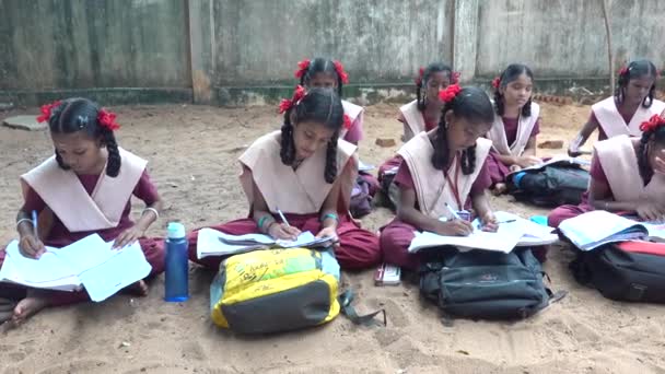 プドゥチェリー タミル ナードゥ州 インド 2018年12月頃 地元の公立学校で制服を着た未確認のインドの貧しい生徒教師と英語を学ぶ — ストック動画