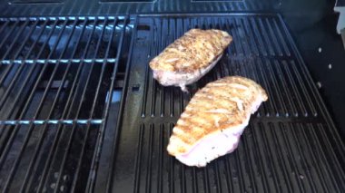 Gaz ızgarasında pişirilmiş şiş ördek yağı..