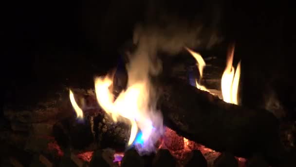 用蓝色火焰在明火处焚烧木柴 由于化工产品清洗烟囱烟道 — 图库视频影像