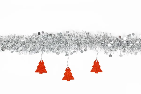 Рождественская серебряная гирлянда на белом фоне . — стоковое фото
