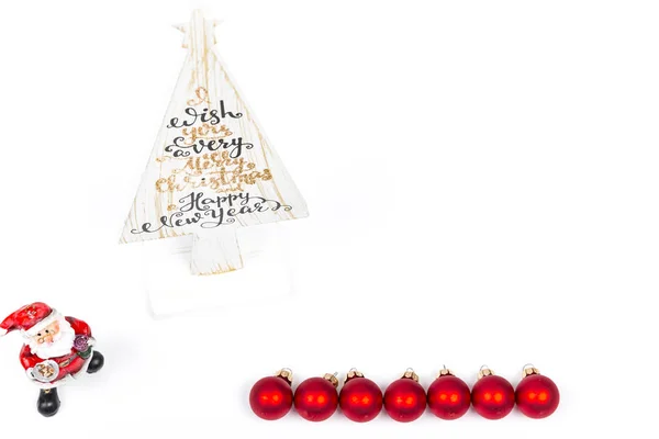 Schöner minimaler Weihnachtsbaum aus Holz mit froher Christmette und frohem neuen Jahr geschrieben, mit kleinen Weihnachtsmännern und roten Kugeln, auf weißem Hintergrund — Stockfoto