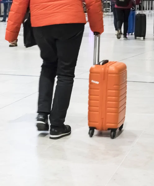 Apresúrate. personas con sus maletas caminando por un pasillo — Foto de Stock