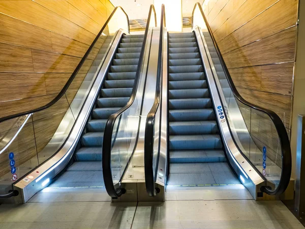 Escalator dans un aéroport sans personne. Architecture symétrique design d'intérieur . — Photo