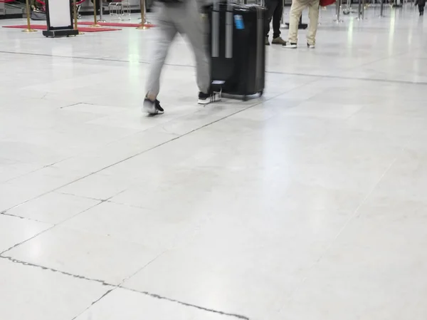 Lotnisko pośpiechu. osób z ich walizki chodzenie wzdłuż korytarza — Zdjęcie stockowe