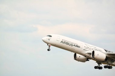 İllüstrasyon başyazısı. Bulutlu gökyüzünde Airbus A350