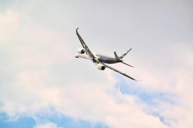 İllüstrasyon başyazısı. Bulutlu gökyüzünde Airbus A350
