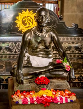 TIRUVANNAMALAI, Hindistan - Mart 2018, Circa. Ashram 'daki Ramana Maharshi' nin duvarındaki heykel ve resimler, tüm dünyada iyi bilinen büyük ruhani bilgelik