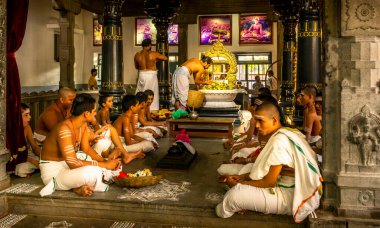 TIRUVANNAMALAI, Hindistan - Mart 2018, Circa. Ashram 'daki Ramana Maharshi' nin duvarındaki heykel ve resimler, tüm dünyada iyi bilinen büyük ruhani bilgelik