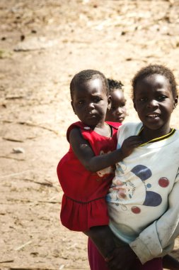SENEGAL, AFRICA - MARSCH Circa, 2016. Senegal 'de çok fakir olan Afrikalı çocukların tanımlanamayan portresi. Okulda, çalılıklarda. Yüzünde duygular var. Canlı renkler