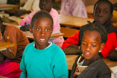 SENEGAL, AFRICA - MARSCH Circa, 2016. Senegal 'de çok fakir olan Afrikalı çocukların tanımlanamayan portresi. Okulda, çalılıklarda. Yüzünde duygular var. Canlı renkler