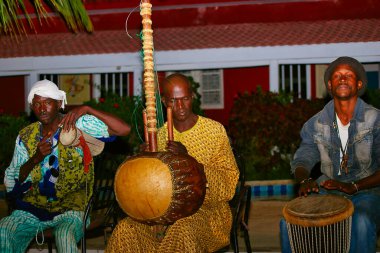 SENEGAL, AFRICA - MARSCH Circa, 2016. Kimliği belirsiz siyahi erkekler gece boyunca geleneksel Afrika müziği çalıyorlar.