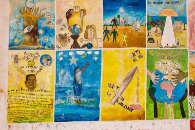 SENEGAL, AFRİKA - Mart Circa, 2016. Senegal 'deki Goree Adası, köleler için tarihi bir yer. Barış duvarı, özgürlük, aşk tablosu. Afrikalı köleler için tarihi bir yer. UNESCO sitesi