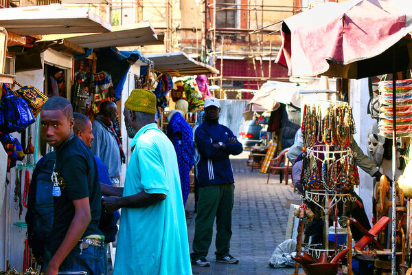 СЕНЕГАЛ, АФРИКА - МАРШИК-СИРКА, 2016. Сцена жизни на деревенском рынке, место и поведение. Яркие цвета