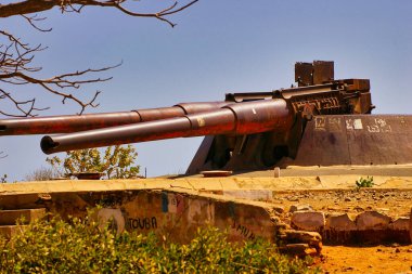 SENEGAL, AFRİKA - Mart Circa, 2016. Goree Adası köyünde, kölelerin kullanıldığı tarihi bir yer. UNESCO Yeri