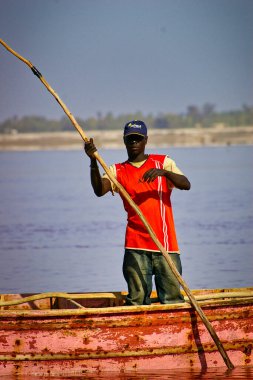 SENEGAL, AFRICA - MARSCH Circa, 2016. Kimliği belirsiz siyah Afrikalı kadın ve erkek Senegal 'deki Pembe Göl' de çiftçinin denizden tuz almaya geldiği yerde. Çok zor bir iş. Canlı renkler