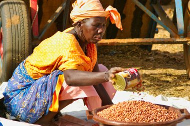 SENEGAL, AFRICA - MARSCH Circa, 2016. Köy pazarında manzara hayatı, otantik bir yer ve davranış. Canlı renkler