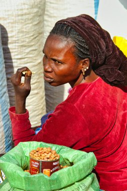 SENEGAL, AFRICA - MARSCH Circa, 2016. Köy pazarında manzara hayatı, otantik bir yer ve davranış. Canlı renkler