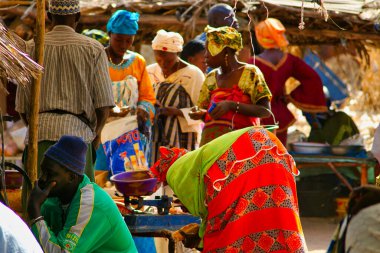 SENEGAL, AFRICA - MARSCH Circa, 2016. Köy pazarında manzara hayatı, otantik bir yer ve davranış. Canlı renkler