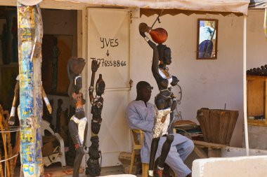 SENEGAL, AFRICA - Mart 2016, dolayısı ile. Köyde rengarenk evleri olan kırsal yaşam manzarası. Ülkelerdeki fakir insanlar. Canlı renkler