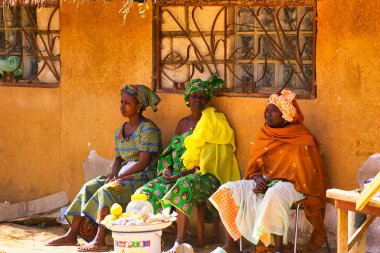 SENEGAL, AFRICA - Mart 2016, dolayısı ile. Köyde rengarenk evleri olan kırsal yaşam manzarası. Ülkelerdeki fakir insanlar. Canlı renkler
