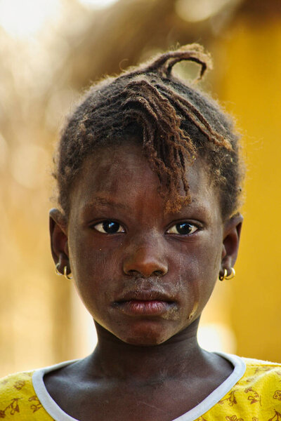 СЕНЕГАЛ, АФРИКА - МАРШИК-СИРКА, 2016. Неопознанный перенос детей африканцев, которые очень бедны в Сенегале. Эмоции на лице. Яркие цвета