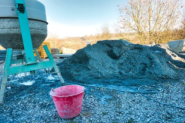 Cement Machine Close Bunch Gravel Stones Red Bucket Water Construction — Stock Photo, Image