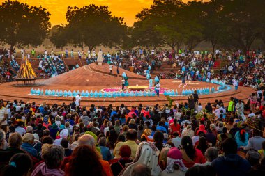 AUROVILLE, İndia - Şubat 2018. Anne 'nin doğum günü töreni için Matrimandir' deki Auroville 'de büyük bir ateş manzarası ve kalabalık düzenlendi. Maneviyat ve farklı yaşam tarzları için bir yer. Güzel altın gün batımı olan ünlü bir yer.